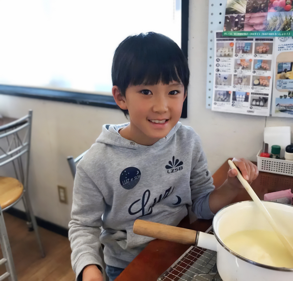 チーズづくり体験作業風景